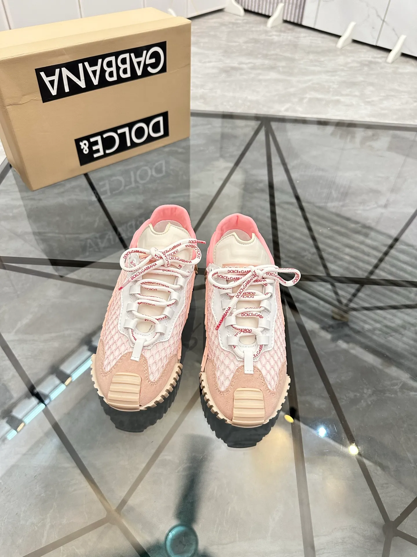 Men's shoes: 💰P440¥ Product trademark: DG "Dolce & Gabbana*" low-top sports shoes Regular size: 35-44 (can be customized to 45.46.) Couple style Product materials: Upper imported cowhide stitching original material, breathable lining, original outsole. Number: 803